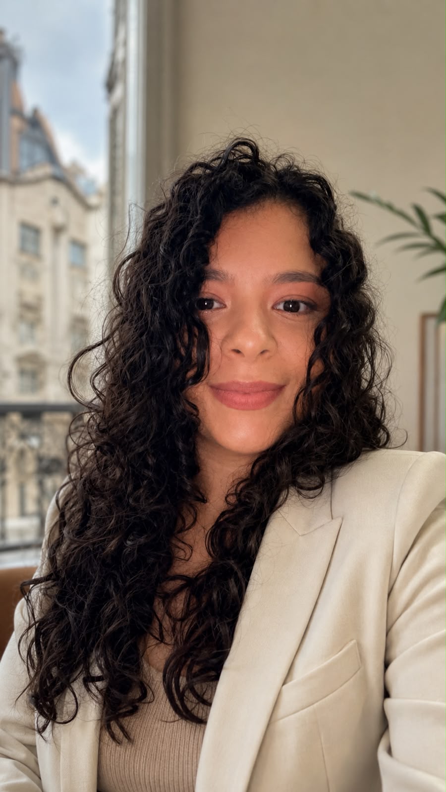 Kelly Buelvas, abogada y profesional de Recursos Humanos, retratada en Barcelona